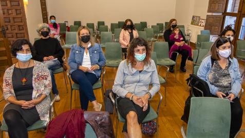 20049917 Algunas de las mujeres que asistieron a las quintas jornadas monomarentales en Estella