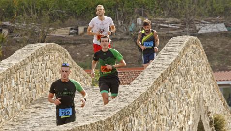 carrera de aoiz Un grupo de corredores, cruzando el puente ya de regreso a Aoiz tras recorrer las laderas cercanas