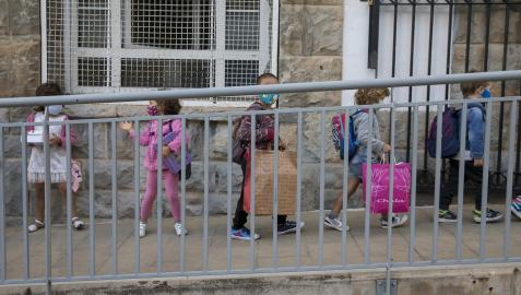 escolares Un grupo de alumnos acude al Colegio Público Paderborn con mascarilla a al comienzo del pasado curso escolar
