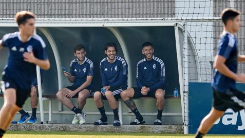 Moncayola, Juan Cruz y David García, sonrientes, mientras ven el trabajo de sus compañeros. Los titulares tuvieron sesión de recuperación