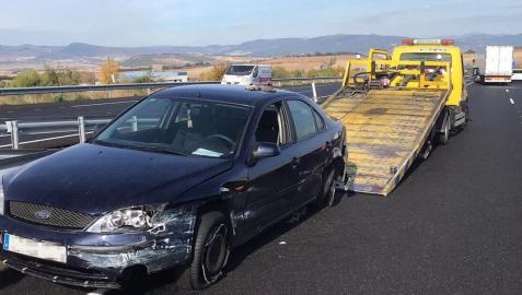 accidente astrain a-12 El coche sufrió daños tras sufrir una salida de vía en la A-12