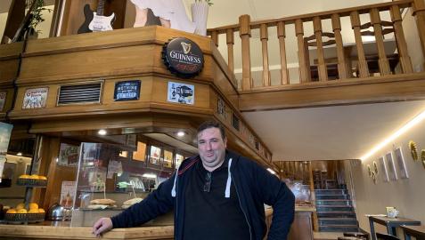 Manuel Tejada posa en el bar cafetería Baja Navarra
