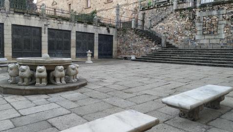 réplica de la fuente de los leones Réplica de La Fuente de los Leones de la Alhambra de Granada, instalada en Cáceres