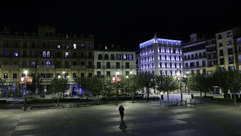 Plaza del Castillo de Pamplona, durante el primer día del segundo estado de alarma, hace un año