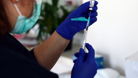 Preparación de la tercera dosis de la vacuna contra el coronavirus en la residencia Andra Mari de Lesaka