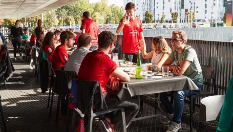 Aficionados de Osasuna almuerzan en los aledaños del estadio el día de la visita del Rayo Vallecano