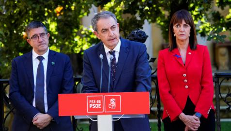 Acto de los socialistas en Guernica, con José Luis Rodríguez Zapatero, entre el exlehendakari Patxi López y la vicelehendakari Maite Mendia