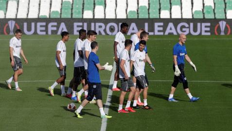 Los jugadores del Bayer Leverkusen durante el entrenamiento realizado en el estadio Benito Villamarín de Sevilla