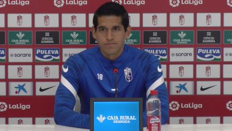 Un momento de la rueda de prensa del jugador del Granada, Luis Abram
