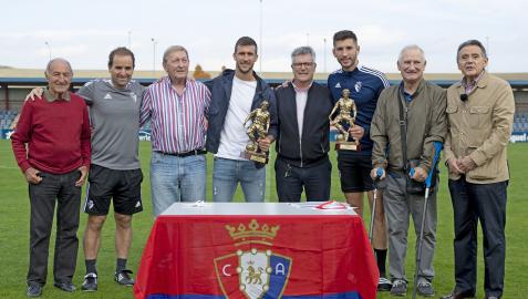 Oier y David García posan junto a Jagoba Arrasate y miembros de la A. D. Osasuna Veteranos durante el acto de entrega de los trofeos