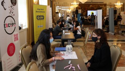 20053115 Las empresas participantes dispusieron de puestos donde atender a los visitantes