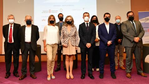 Hidro-Rubber-Premio-Arizmendiarreta Las autoridades presentes en el acto de entrega del premio, junto a los miembros de la Fundación Arizmendiarreta y representantes de Hidro Rubber