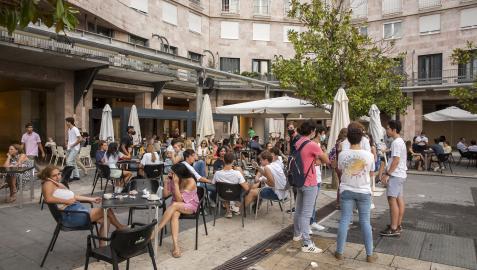 Jóvenes disfrutando del buen tiempo en las terrazas de la plaza Yamaguchi, en una fotografía de archivo