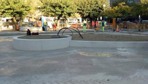 Trabajos de renovación de la plaza de Iturrama junto al colegio