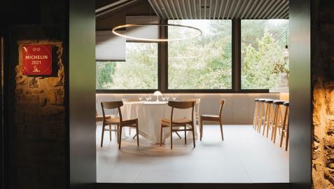molino de urdaniz El reformado comedor del restaurante de dos estrellas Michelín de El Molino de Urdániz