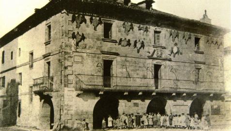 Ayuntamiento de Baztán en Elizondo (1696). Postal que reproduce la fotografía de J. Laurent de fines del siglo XIX en la que se pueden ver los vítores de los destacados hijos del Valle, retirados hace poco más de un siglo Ayuntamiento de Baztán en Elizondo (1696). Postal que reproduce la fotografía de J. Laurent de fines del siglo XIX en la que se pueden ver los vítores de los destacados hijos del Valle, retirados hace poco más de un siglo