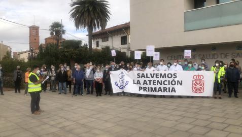 Miembros del sindicato médico junto con otros sanitarios y pacientes en la concentración de este jueves en el centro de salud de San Adrián Miembros del sindicato médico junto con otros sanitarios y pacientes en la concentración de este jueves en el centro de salud de San Adrián