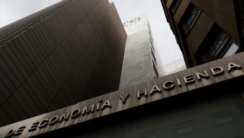 Entrada a la sede de la Hacienda foral en la calle Cortes de Navarra