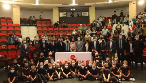 Los niños y niñas de Studio Fran Fonseca posan con los participantes e invitados al acto de Impulsar Navarra en la Casa de Cultura de Zizur Los niños y niñas de Studio Fran Fonseca posan con los participantes e invitados al acto de Impulsar Navarra en la Casa de Cultura de Zizur
