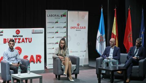 Rubén Álvarez (dietista), Natalia Aquerreta (Naxaik), Josean Yela (Eroski) y Pello Bayona (Laboral Kutxa) Rubén Álvarez (dietista), Natalia Aquerreta (Naxaik), Josean Yela (Eroski) y Pello Bayona (Laboral Kutxa)