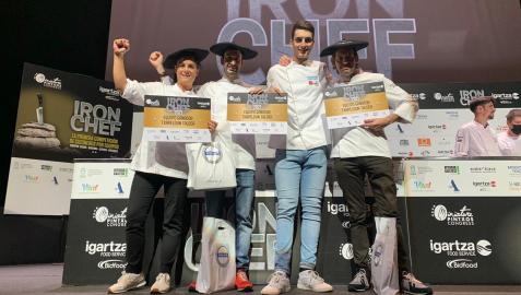 El equipo navarro muestra su título de ganador en el Miniature Iron Chef El equipo navarro muestra su título de ganador en el Miniature Iron Chef