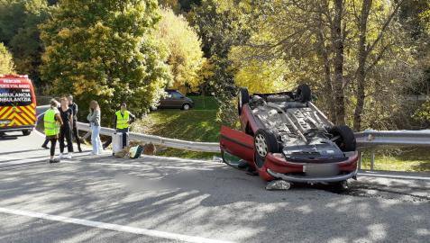 accidente biguezal El vehículo ha quedado volcado sobre la calzada tras el accidente