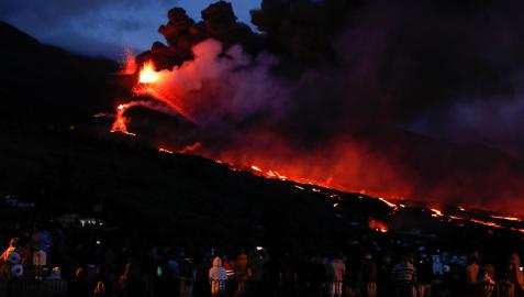Cumbre-Vieja-LA-PALMA Varias personas contemplan la erupción del volcán de Cumbre Vieja de La Palma