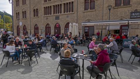 Terrazas repletas de gente en Estella coincidiendo con el Nafarroa Oinez el pasado 17 de octubre