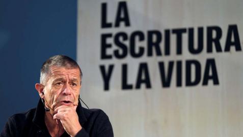 Emmanuel Carrère mantiene un encuentro con clubes de lectura en el Palacio de Exposiciones y Congresos Ciudad de Oviedo, este sábado