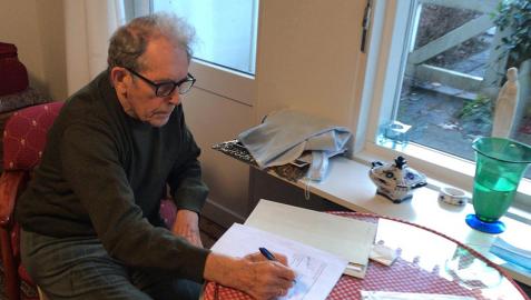 Gustav Henningsen, en Dinamarca, firmando la cesión de sus fondos a la UPNA. Gustav Henningsen, en Dinamarca, firmando la cesión de sus fondos a la UPNA.