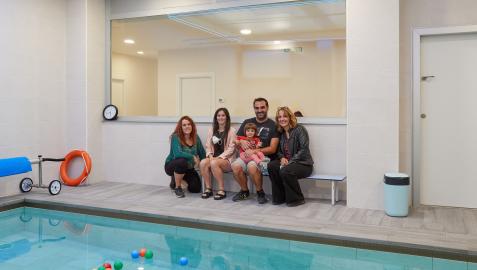 Raquel Díaz, Maite Barbero, Mikel Cortaire -con su hija en brazos- y Silvia Iriguíbel, en la piscina de La Pisciteca