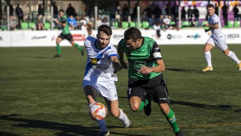 Julián García y Manero corren en busca de un balón este sábado, en Peritos
