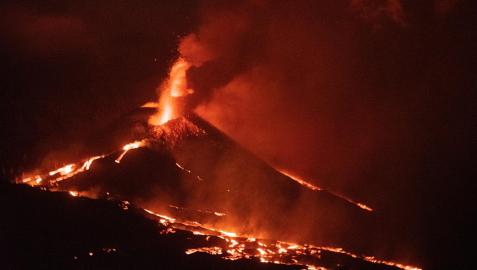 Imagen de los derrames de lava en el volcán este sábado.