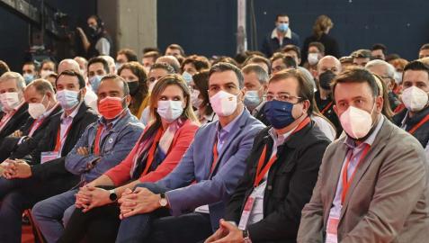 El presidente del Gobierno, Pedro Sánchez, y el presidente de la Junta de Extremadura, Guillermo Fernández Vara (2d), en la clausura del 13 Congreso Regional del PSOE de Extremadura