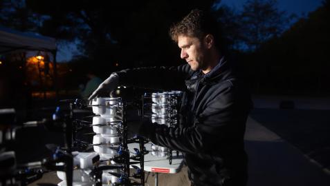Álvaro Vallés Álvaro Vallés, cofundador de la empresa Umiles, durante los preparativos de un espectáculo nocturno con un enjambre de 60 drones