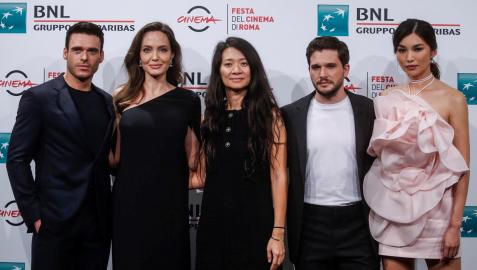 Richard Madden, Angelina Jolie, Chloe Zhao, Kit Harington y Gemma Chan posan en la presentación de 'Eternals' en Roma.