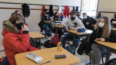 Estudiantes con mascarilla en el colegio Jesuitas
