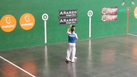 Abrazo entre Altuna III y Bengoetxea tras finalizar el encuentro en el frontón Beotibar de Tolosa