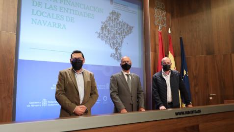 El director general de Administración Local y Despoblación; Jesús Maria Rodríguez, el consejero de Cohesión Territorial; Bernardo Ciriza; y el director Servicio de Gestión y Cooperación Económica, Javier Cía.