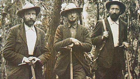 El duque de los Abruzzos, rodeado por sus guías César Ollier y Joseph Petigax, en las montañas Ruwenzori