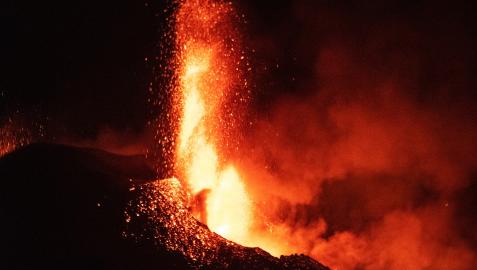 La rotura del cono del volcán ha provocado más desbordamientos de lava y desprendimientos que han generado corrientes de aire