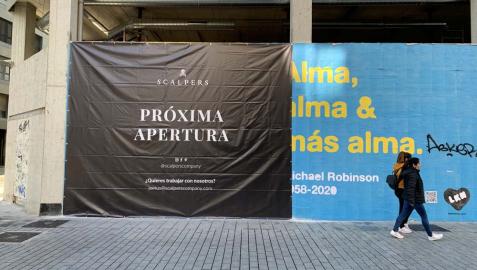 Scalpers Pamplona El local donde Scalpers está haciendo obras y que supondrá la desaparición del mural pintado por LKN en homenaje a Robinson.