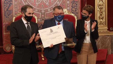 El galardonado, Luis Enrique Hernández, con Txomin García y la Presidenta Chivite