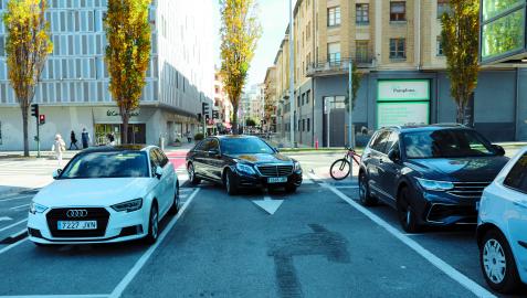 Indicaciones borradas y pintadas de nuevo para indicar que el paso hacia avenida del Ejército vuelve a estar permitido