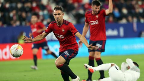 El central navarro, en una acción de su último partido contra el Granada, donde rindió a gran nivel