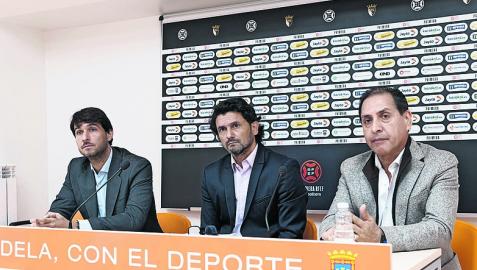 De izquierda a derecha: Javier Marco Verdejo (vicepresidente del CD Tudelano), Alejandro Ghirardi (presidente) y Víctor Vives (nuevo socio estratégico del Tudelano)