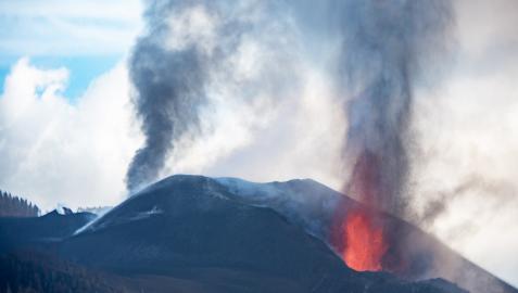 Imagen del volcán de Cumbre Vieja a primera hora de la tarde de este martes, 26 de octubre