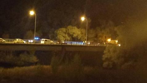 Las emergencias, a la derecha, atienden el atropello del lunes en Calahorra, cerca del puente del Ebro