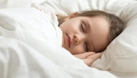 DORMIR-OTONO Una niña durmiendo en su cama
