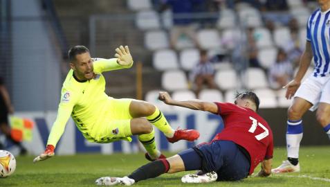 Álex Remiro ante Budimir, en el último amistoso veraniego que disputaron Real Sociedad y Osasuna Álex Remiro ante Budimir, en el último amistoso veraniego que disputaron Real Sociedad y Osasuna